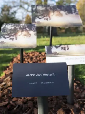 Engraved-39-scaled-e1619618384108 Grafmarkeerder met 1 naam van Biopanel