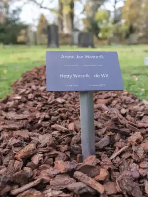 Engraved-4-samen-1200x800 Grafmarkeerder - 1 of 2 namen (zonder paaltje)