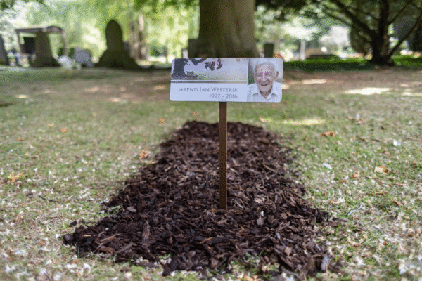 Grafmarkeerder met foto (zonder paaltje)