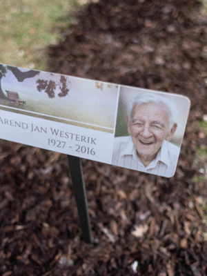 Engraved_duurzaam_bio_grafmarkeerder_foto-4-1-scaled (1) Grafmarkeerder met foto (zonder paaltje)