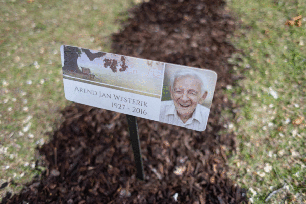 Grafmarkeerder met foto (zonder paaltje)
