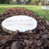 Boomschijf met inscriptie houten grafmarkering