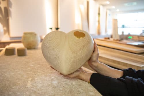 Handgemaakte houten urn kopen