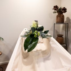 Plexiglas bloemenplateau voor op de grafkist