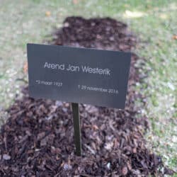 Bio grafmarkeerder – 1 of 2 namen