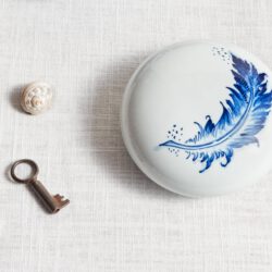 Feather urn Royal Delft